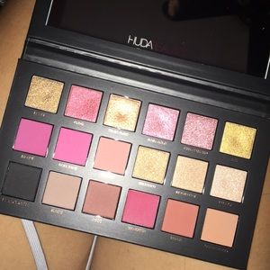 Huda Beauty rose and gold pallete